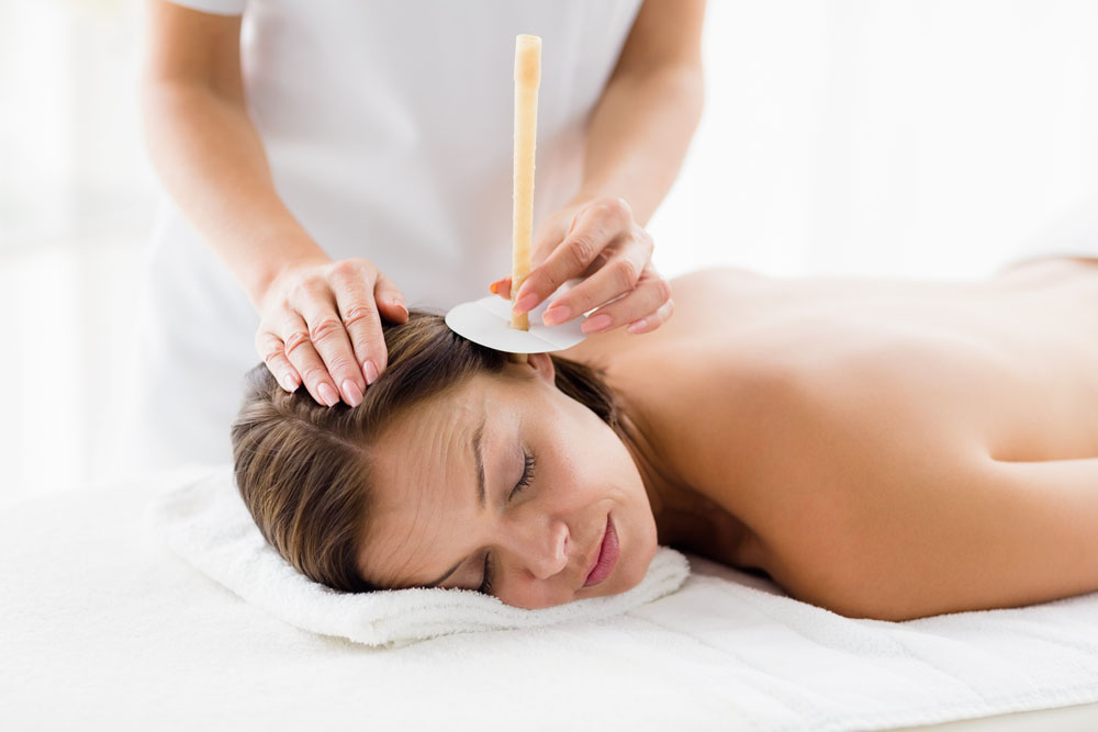 Masseur,Giving,Ear,Candle,Treatmet,To,Naked,Woman,At,Spa